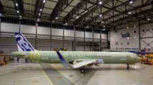 El primer Airbus A321 con la nueva configuración de puertas en uno de los hangares de Airbus en Finkenwerder a la espera de las pruebas en tierra previas a su primer vuelo.