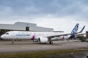 Airbus ha decorado el primer A321neo ACF con la torre Eiffel y la estatua de la Libertad para significar la capacidad intercontinental del avión.