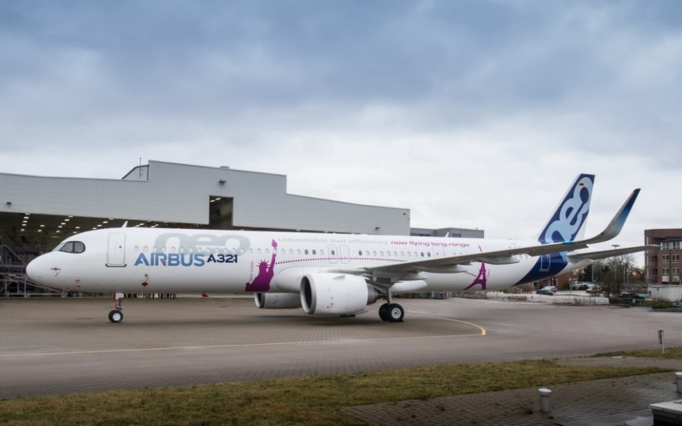 Airbus ha decorado el primer A321neo ACF con la torre Eiffel y la estatua de la Libertad para significar la capacidad intercontinental del avión.