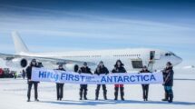 El capitán Carlos Mirpuri (tercero por la izquierda) con parte de la tripulación del primer vuelo a la Antártica.