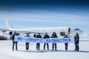 El capitán Carlos Mirpuri (tercero por la izquierda) con parte de la tripulación del primer vuelo a la Antártica.