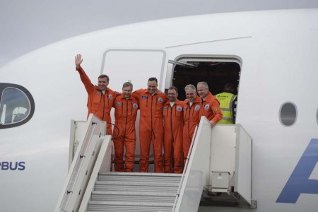 La tripulación del primer vuelo del Airbus A350-1000. De izquierda a derecha: Hugues van der Stichel, piloto de ensayos en vuelo; Patrick du Che, ingeniero de ensayos en vuelo; Emanuele Constanzo, ingeniero de ensayos en vuelo; Stephane Vaux, ingeniero de ensayos en vuelo; Gerard Maisonneuve, ingeniero de ensayos en vuelo; y Frank Chapman, piloto de ensayos en vuelo.