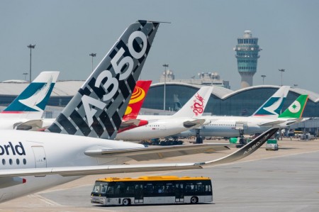 Airbus A350 en el aeropuerto de Hong Kong