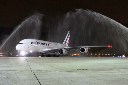 Arco de agua nocturno para saludar la primera llegada de un Airbus A380 a Río de Janeiro.
