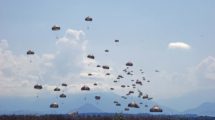 Salto de paracaidistas en Ger Azrl (Francia) desde el A400M en septiembre de 2019 como parte del programa de certificación.