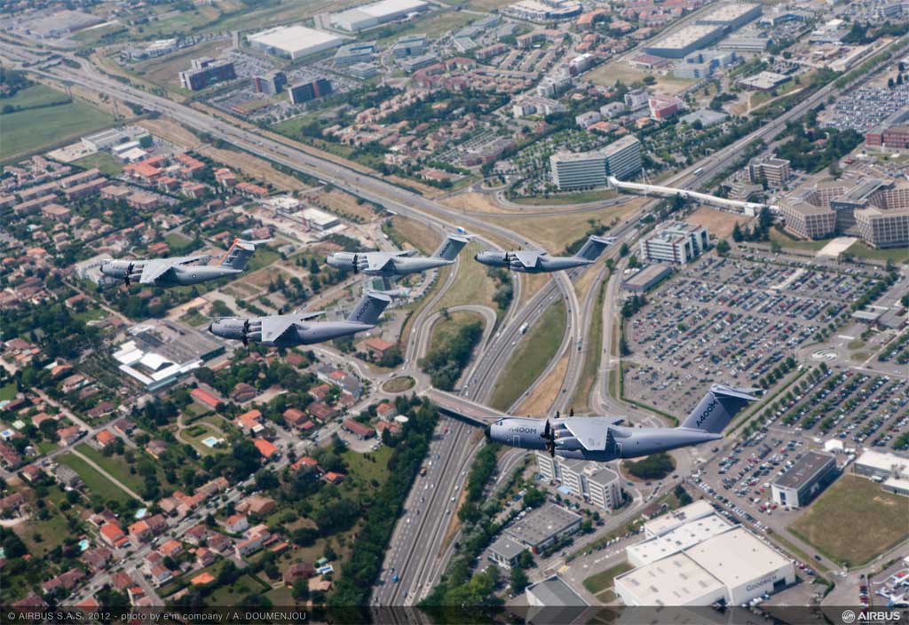 Una imagen espectacular, los cinco A400M volando sobre Toulouse