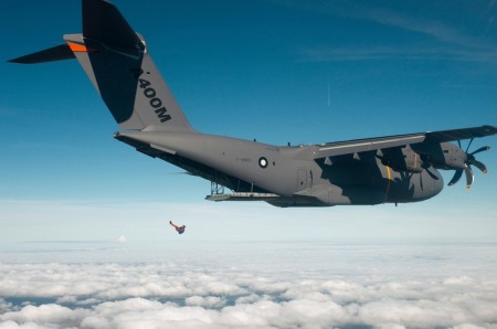 Primeros saltos de paracaidistas desde el A400M