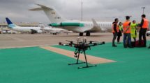 El dron usado para la inspección del campo de vuelos del aeropuerto de Sevilla listo para su vuelo.