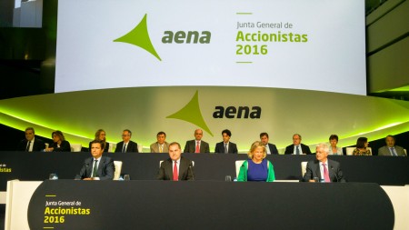 Mesa de la junta de accionistas de AENA.