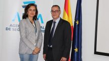Isabel Maestre, directora general de AESA, con Segundo Sánchez, presidente del Comité Aeroespacial.