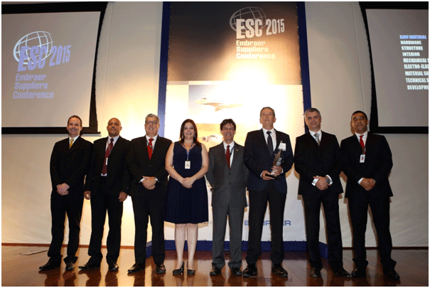 Pedro Fuente, COOm de Aernnova, recibió el premio de Embraer