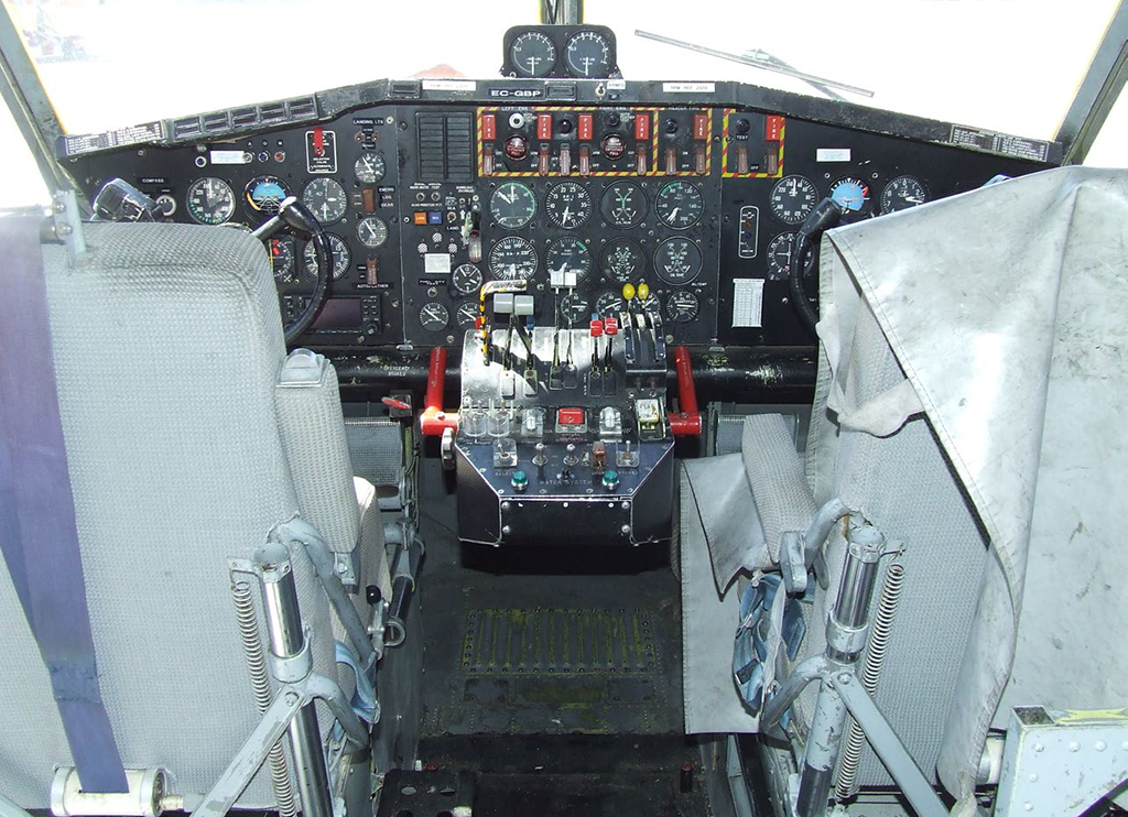 Cockpit del CL-215. En el CL-415 se han sustituido los instrumentos por pantallas de presentación.