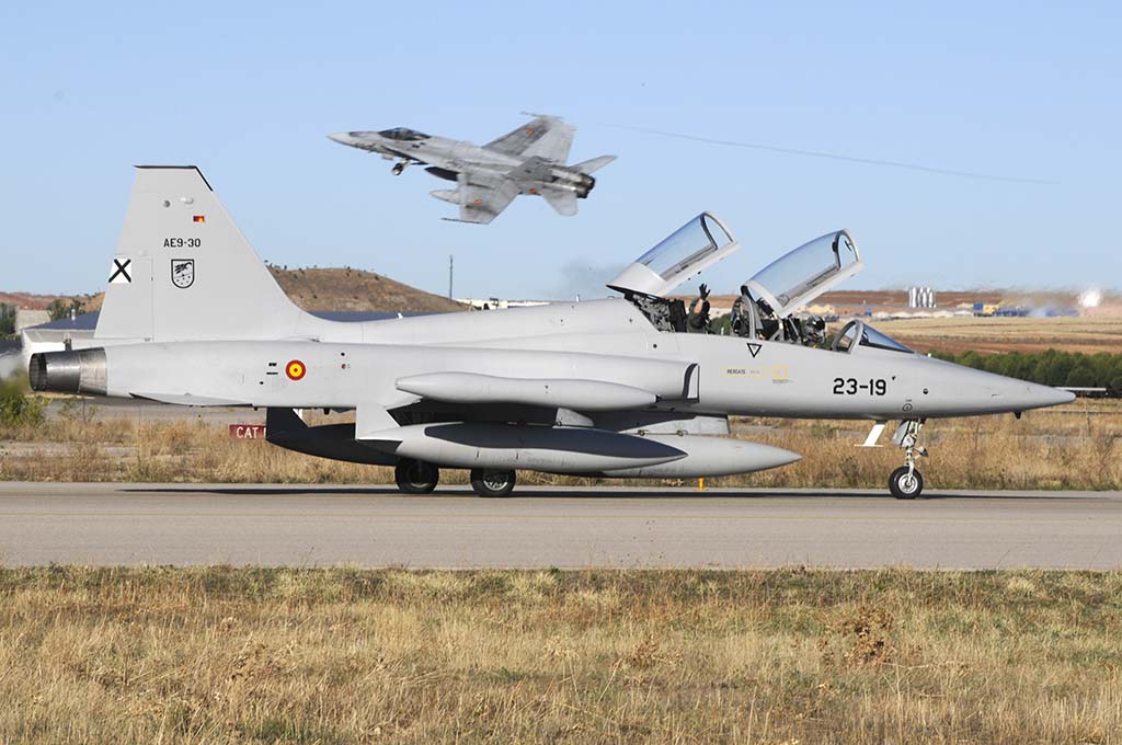 Los futuros pilotos de caza vuelan el F-5 en la Escuala de Caza y Ataque antes de pasar destinados a las Alas de combate.