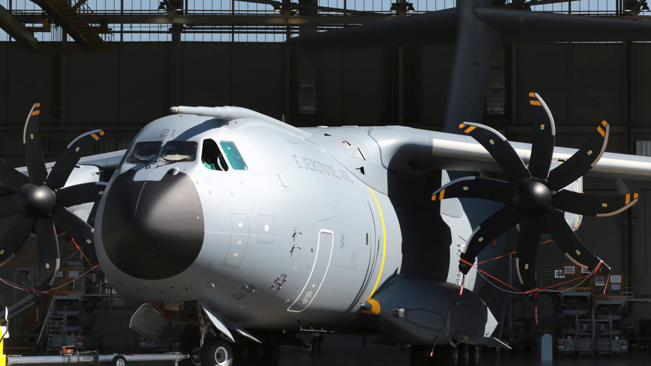 EL A400M puede recibir combustible en vuelo mediante la pértiga sobre la cabina.