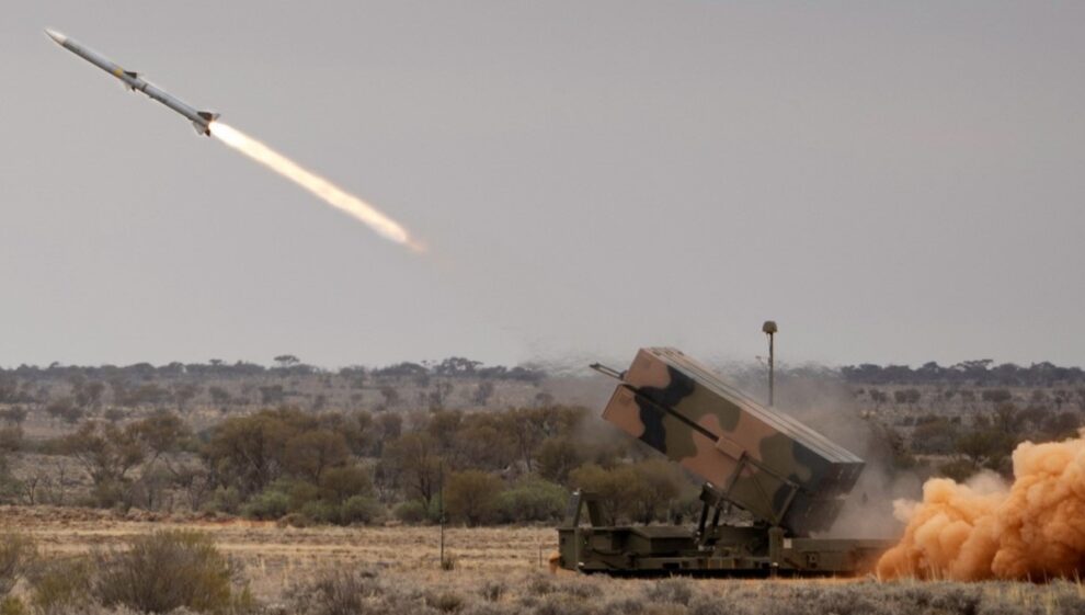 Lanzamiento de un AIM-120-C8 desde un sistema Nasams.