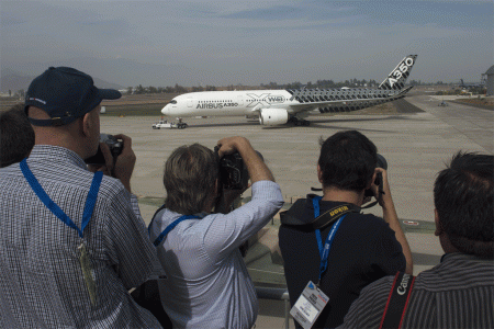 Airbus A350 XWB lelgando a FIDAE 2016