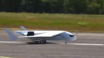 El aeromodelo del aviñon de fuselaje desmontable de Akka listo para iniciar su vuelo,.