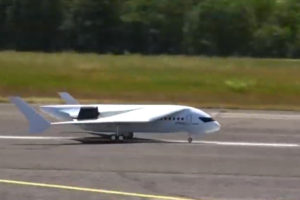 El aeromodelo del aviñon de fuselaje desmontable de Akka listo para iniciar su vuelo,.