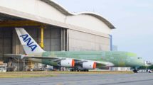 El primero de los Airbus A380 de ANA a las puertas del hangar de montaje en Toulouse.