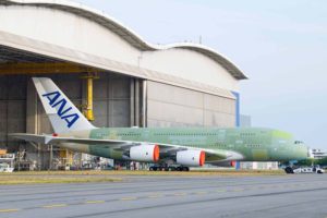 El primero de los Airbus A380 de ANA a las puertas del hangar de montaje en Toulouse.