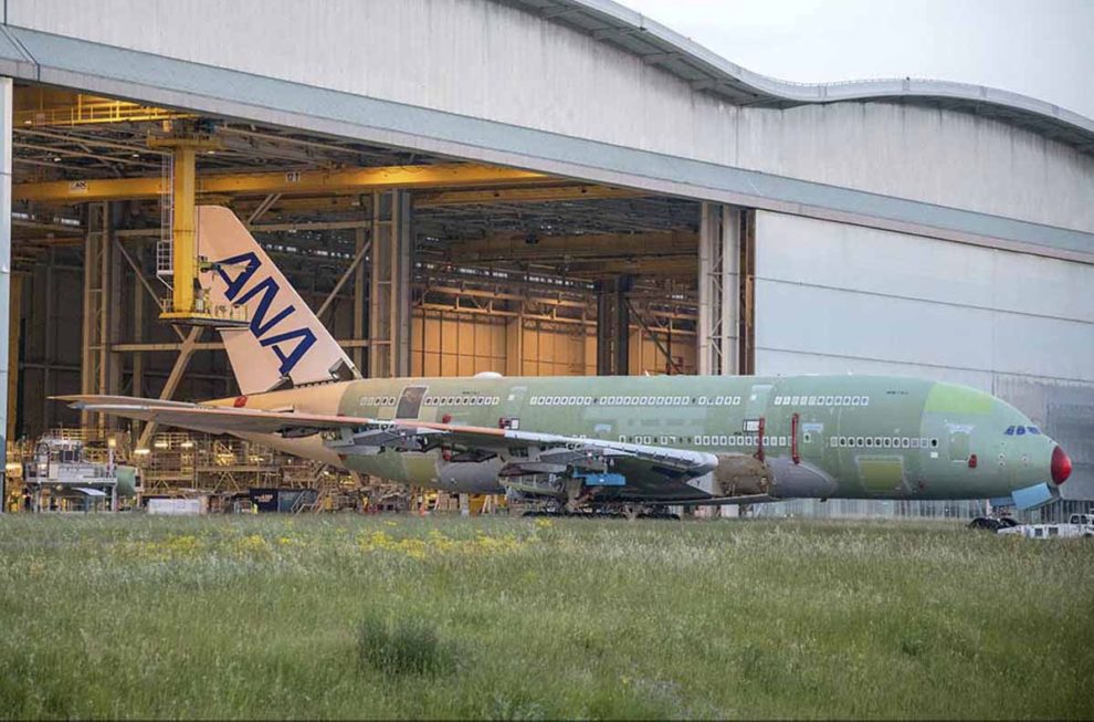 Salida del primer Airbus A380 de ANA del hangar de montaje en Toulouse.
