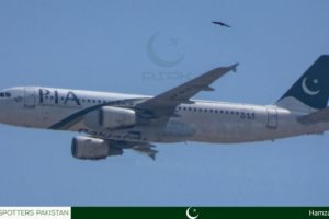 Fotografía de un spotter de karachi que muestra al avión accidentado con la RAT desplegada y las supuestas marcas de impacto en los motores.