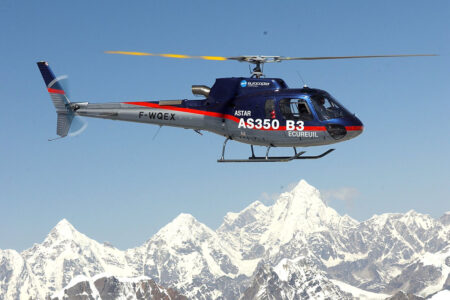 Didier Desalle a bordo del AS350 con el que se posó en la cima de Everest.