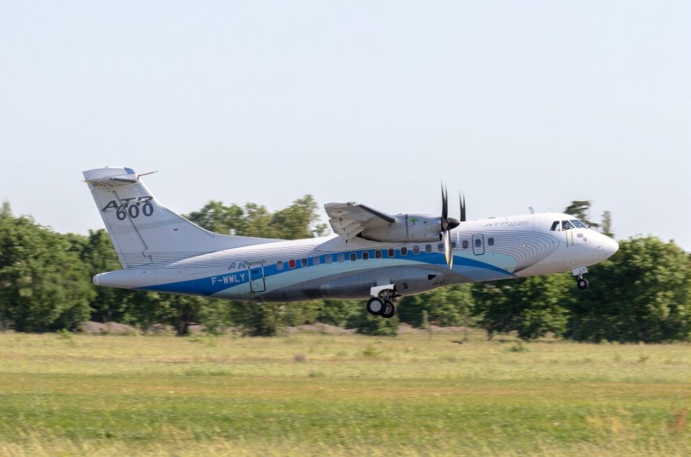 Despegue del ATR 42-600 en su primer vuelo de desarrollo de la versión STOL.