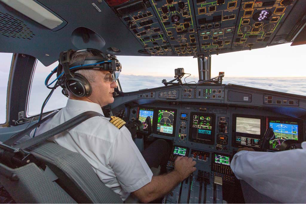ATR ha incluido la posibilidad de usar un sistema de visión aumentada para condiciones de baja visibilidad que puede usarse en forma de gafas como las usadas por el piloto de la foto.