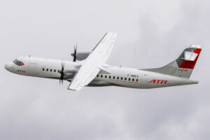 ATR 72 con la antena de Starlink instalada detrás del ala.