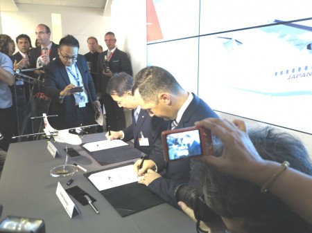 Los presidentes de ATR y Japan Air Commuter durante la firma del contrato entre ambas empresas en el salón de Le Bourget.