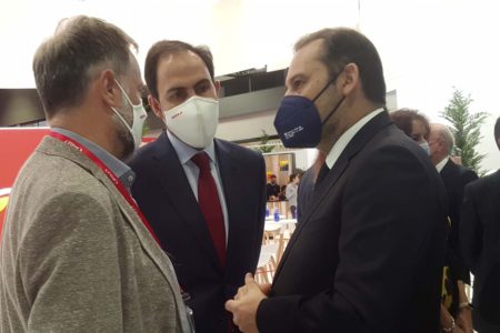 El ministro Ábalos conversa con Sánchez-Prieto, presidente de Iberia, en FITUR.