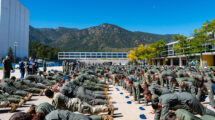 Los cadetes de la USAF haciendo flexiones para el nuevo récord.