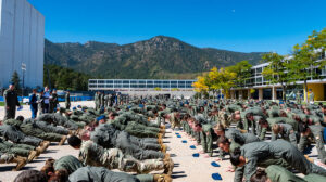 Los cadetes de la USAF haciendo flexiones para el nuevo récord.