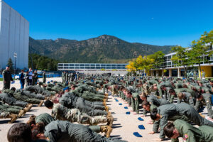 Los cadetes de la USAF haciendo flexiones para el nuevo récord.