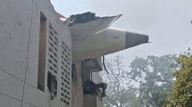 Imagen de redes sociales que muestra la parte trasera del avión accidentado sobre un edificio.