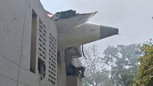 Imagen de redes sociales que muestra la parte trasera del avión accidentado sobre un edificio.