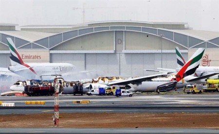 Estado final del Boeing 777 de Emirates tras el accidente e incendio.
