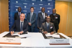 Firma del acuerdo entre Airbus y el Gobierno de Costa de Marfil para potenciar la industria aeroespacial.