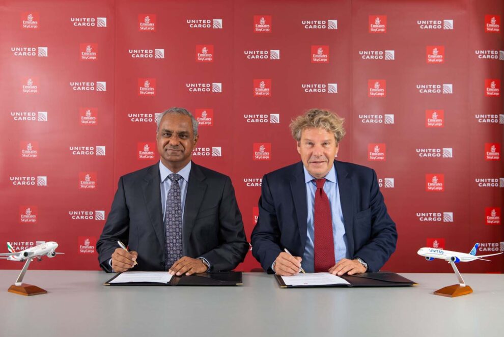 Firma del acuerdo para carga entre Emirates Skycargo y United Cargo.