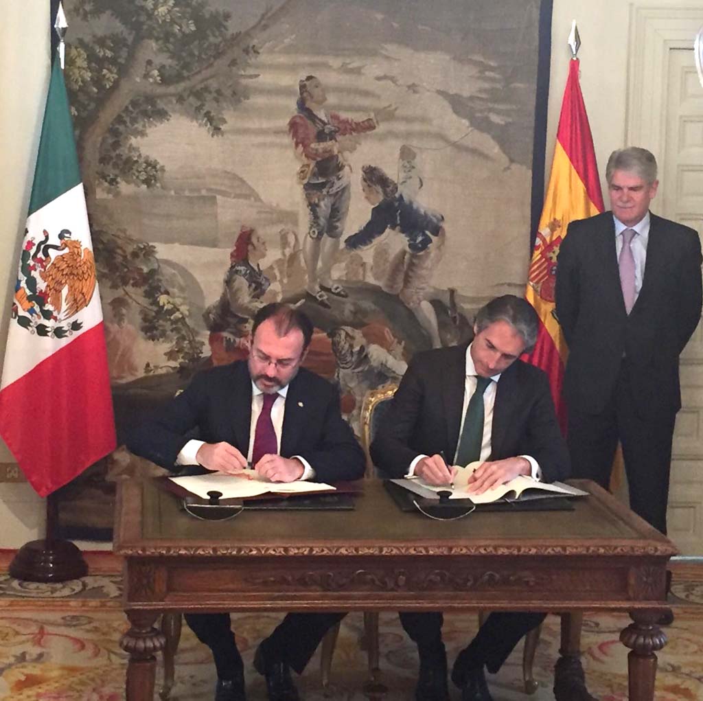 Firma del acuerdo entre España y México por parte del ministro de Fomento, Iñigo de la Serna (izquierda), y el canciller de México, Luis Videgaray (derecha), con el ministro español de Exteriores, Alfonso Dastis, como testigo (de pie).