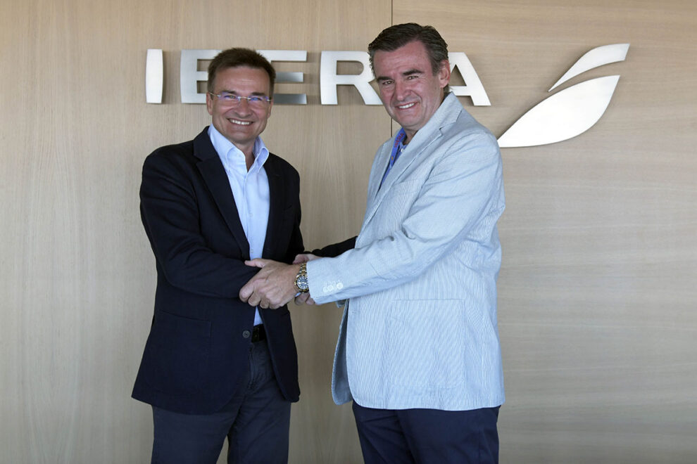 Marco Sansavini (izquierda) y Juan Polo celebran el acuerdo entre Iberia y sus pilotos.