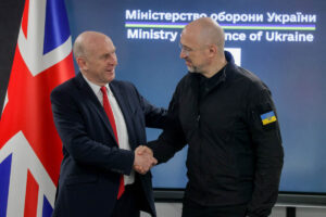 John Healy y Denys Shmygal tras su reunión en Kiev.