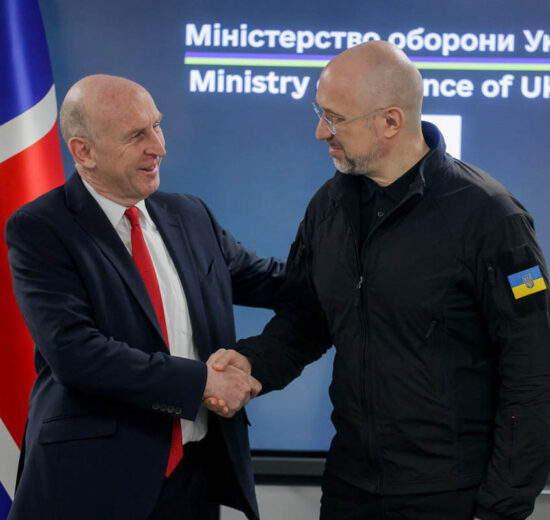 John Healy y Denys Shmygal tras su reunión en Kiev.