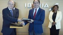 Eduardo Fairen (izquerda) y Javier Sánchez-Prieto tras la firma del nuevo acuerdo entre TAAG Angola e Iberia.
