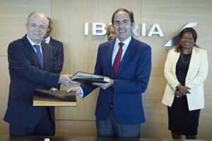 Eduardo Fairen (izquerda) y Javier Sánchez-Prieto tras la firma del nuevo acuerdo entre TAAG Angola e Iberia.