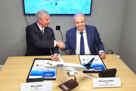 Eduardo Fairen (derecha) y Mike Jones en la firma del acuerdo con Nordic Aviation capital.