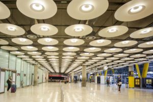 Zona de salida de la sala de llegadas de la T4 en Madrid Barajas.