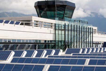 Paneles solares en el aeropuerto de La Palma.Paneles solares en el aeropuerto de La Palma.
