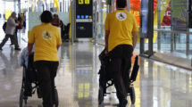 Aena licita el servicio de atención a personas con movilidad reducida en 20 aeropuertos.